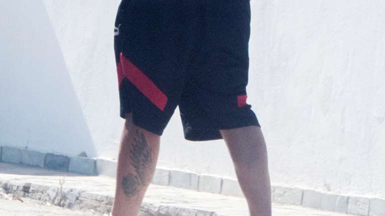 Απίστευτος Snik: Κόβει βόλτες με κάλτσα και σαγιονάρα στη Νάξο θυμίζοντας... Γερμανό τουρίστα [Εικόνες]