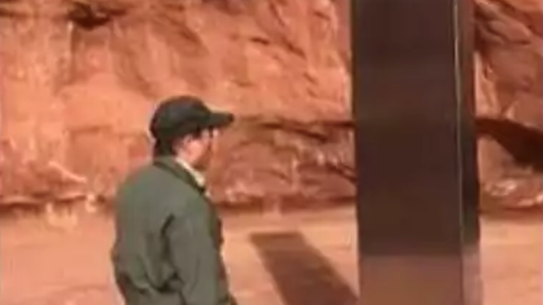 ΗΠΑ: Ενας πελώριος μεταλλικός μονόλιθος &quot;φύτρωσε&quot; στην έρημο της Γιούτα - Απίστευτο περιστατικό