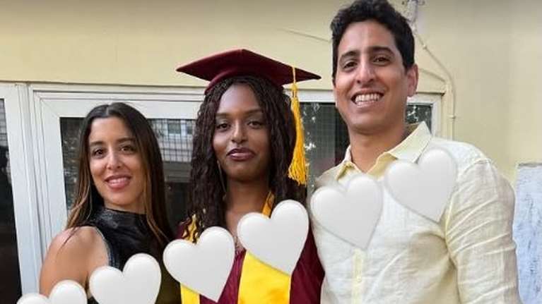 Μαρίνα Σάττι: Περήφανη μαζί με τον αδερφό της στην τελετή αποφοίτησης της αδερφής της [εικόνες]