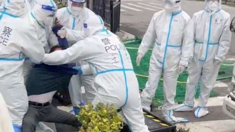 Σανγκάη: Εφιαλτικές στιγμές στα κέντρα καραντίνας - Δεν υπάρχει ζεστό νερό και τα φώτα δεν σβήνουν ποτέ