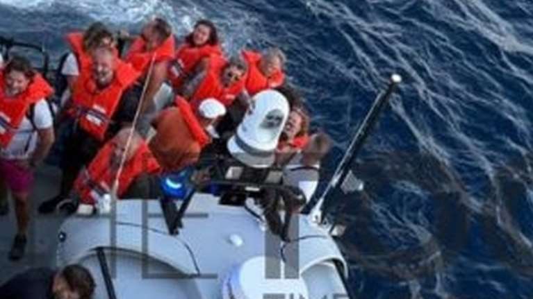 Νέα Στύρα: Το πλοίο παραμένει κολλημένο στην ξέρα – Σε Μαρμάρι και Κάρυστο διανυκτέρευσαν οι επιβάτες