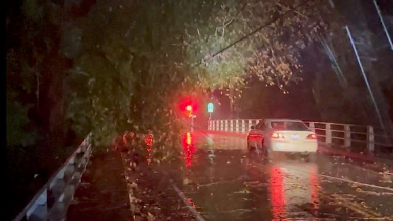 ΗΠΑ: Στο έλεος &quot;κυκλωνικής βόμβας&quot;  η Καλιφόρνια - Κλειστοί δρόμοι, διακοπές ρεύματος και καταρρακτώδεις βροχές