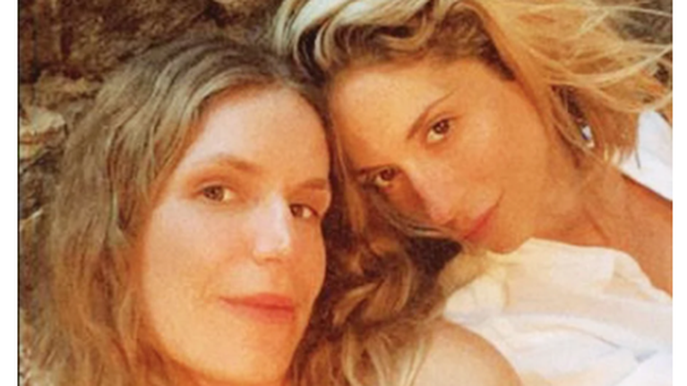 Τετ α τετ Ευγενία Νιάρχου και Σοφία Καρβέλα στην κοσμοπολίτικη Μύκονο