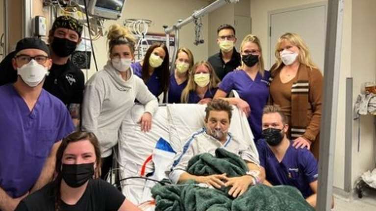 Στο νοσοκομείο παραμένει ο Τζέρεμι Ρένερ: Το &quot;ευχαριστώ&quot; του στους γιατρούς [εικόνα]