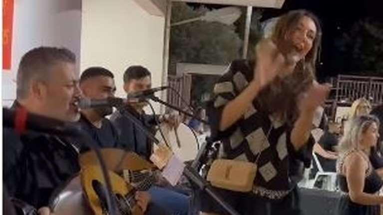 Δέσποινα Βανδή: Τα δωσε όλα σε γλέντι με τον Μανώλη Κονταρό στο Ρέθυμνο - [Βίντεο]