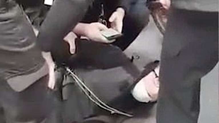 Απίστευτες σκηνές στη Βρετανία: Τον πέταξαν στο έδαφος και του έβαλαν χειροπέδες επειδή φορούσε λάθος τη μάσκα [Βίντεο]