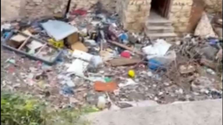 Υγειονομική βόμβα σε εγκαταλειμμένο κτίριο στον Νέο Κόσμο - Απίστευτο σκουπιδαριό [εικόνες - βίντεο]