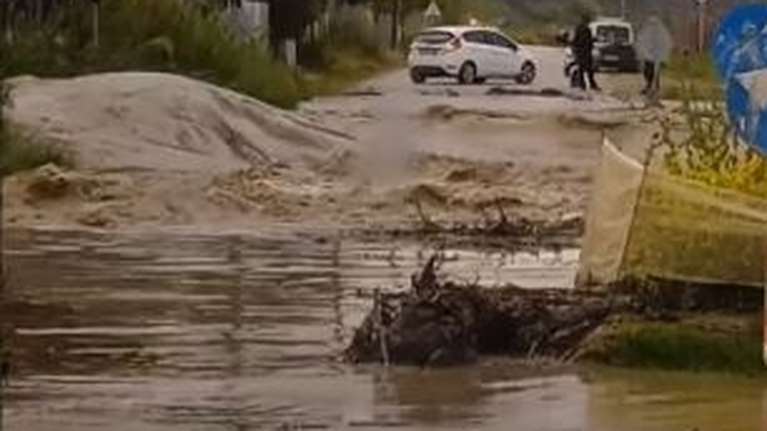 Χαλκιδική: Υπερχείλισε ρέμα λόγω της βροχής- Διακοπή κυκλοφορίας στην παραλιακή οδό Ν. Καλλικράτειας - Ν. Ηράκλειας