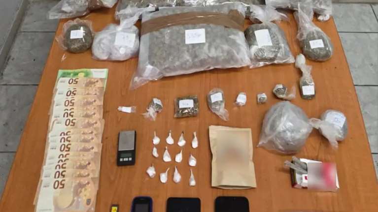 Κι άλλος τράπερ στα χέρια της αστυνομίας: Μεγάλες ποσότητες κάνναβης και κοκαϊνης στο σπίτι του