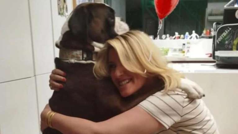 Σία Κοσιώνη: Λιώνει μέσα στην αγκαλιά του Μπακ - "Αυτό το απίθανο καλωσόρισμα"