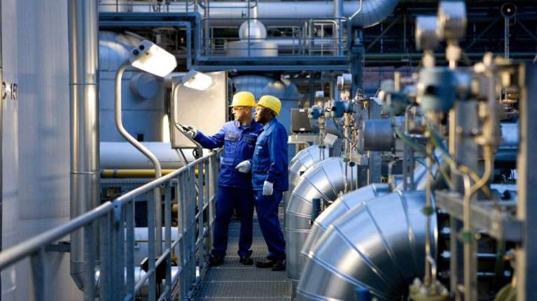 Πιέζουν την Μέρκελ οι Γερμανοί βιομήχανοι: &quot;Κάθε εβδομάδα με κλειστή την οικονομία κοστίζει δισεκατομμύρια&quot;