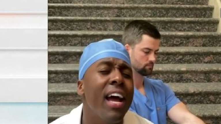 Viral ο χειρουργός που τραγουδά και συγκεντρώνει χρήματα για την αντιμετώπιση της πανδημίας