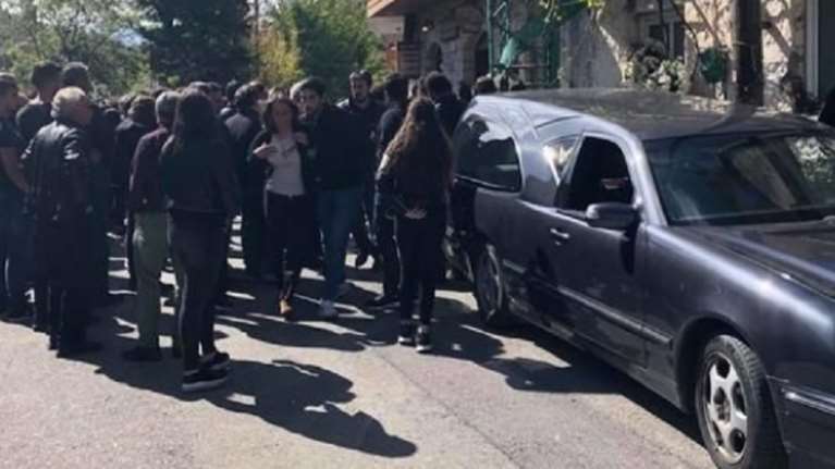 Θρήνος στην κηδεία του Γιώργου Ξυλούρη: Τελευταίο αντίο λίγο μετά τη βάφτιση του παιδιού του