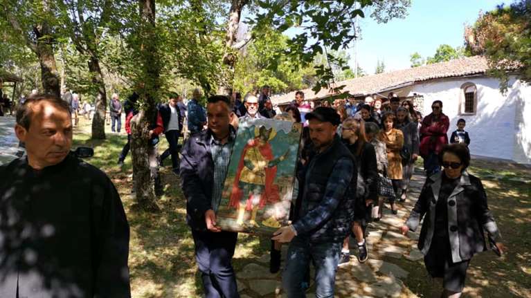 Ποιος κορονοϊός; Στη Σιάτιστα δεκάδες κόσμου βρέθηκαν σε λιτανεία εικόνας (φωτο, video)