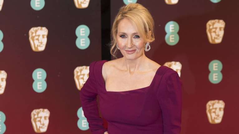 Τζ.Κ.Ρόουλινγκ: Προσφέρει 1 εκατ. λίρες σε θύματα ενδοοικογενειακής βίας και άστεγους