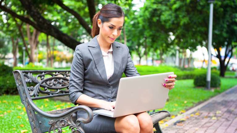 Το ένα ρεκόρ επισκεψιμότητας μετά το άλλο &quot;σπάνε&quot; οι πλατφόρμες βιντεοδιασκέψεων