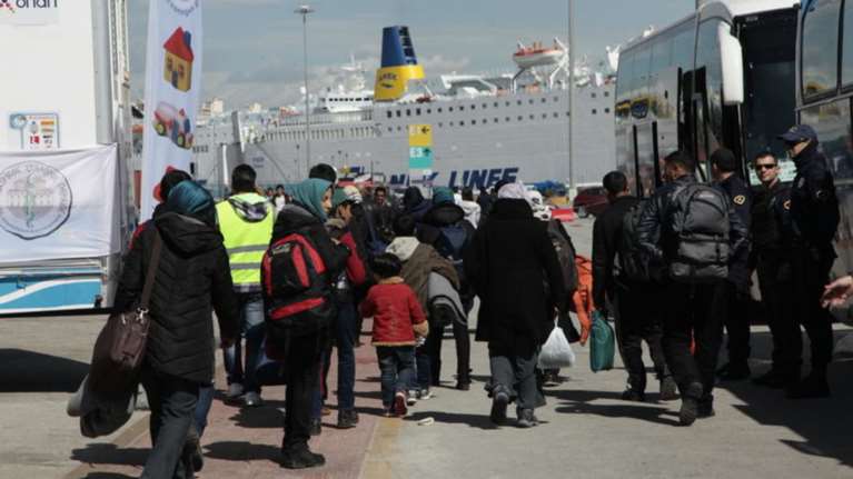 Μεταφέρθηκαν από τη Μυτιλήνη στην Μαλακάσα οι πρώτοι 436 μετανάστες