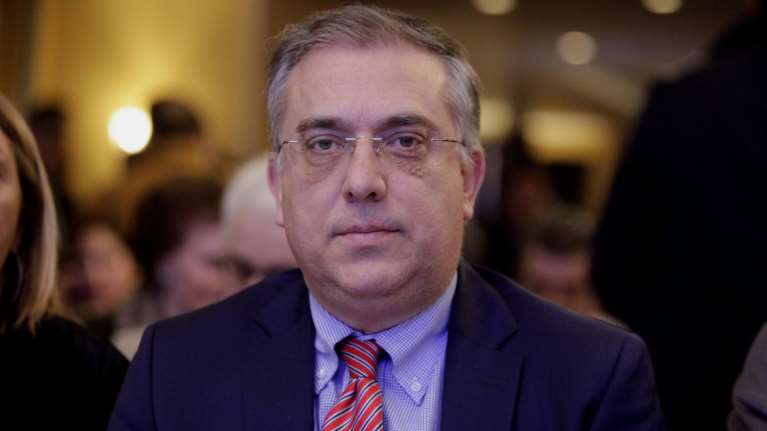 Θεοδωρικάκος: Επιπλέον τετραγωνικά σε ανοικτούς χώρους ή μείωση τελών για τα καταστήματα εστίασης