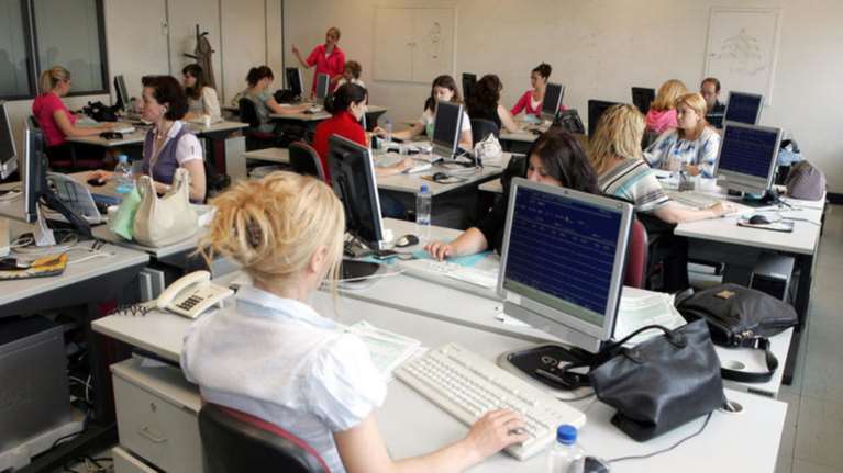 250.000 εργαζόμενοι σε αναστολή σύμβασης - &quot;Βροχή&quot; οι δηλώσεις εργοδοτών στο ΕΡΓΑΝΗ