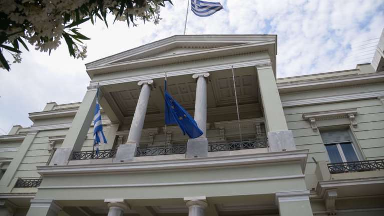 Έντονη καταδίκη από το ΥΠΕΞ για την παρενόχληση ελικοπτέρου που μετέφερε τον υπουργό Άμυνας