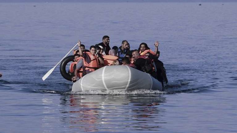 Αποκαλυπτικό βίντεο: Τουρκικές ακταιωροί προωθούν λέμβο με μετανάστες στη Λέσβο