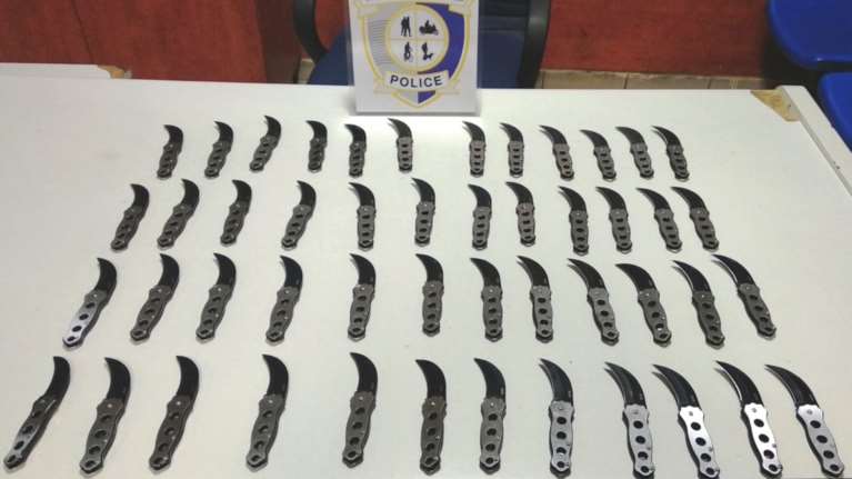Συνελήφθη 24χρονος αλλοδαπός που είχε στην κατοχή του 48 πτυσσόμενα μαχαίρια
