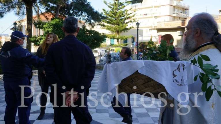 Χίος: Πιστή ήθελε &quot;σώνει και καλά&quot; να μπει στην εκκλησία- Απειλούσε &quot;θα σας κάνω βούκινο στο facebook&quot;