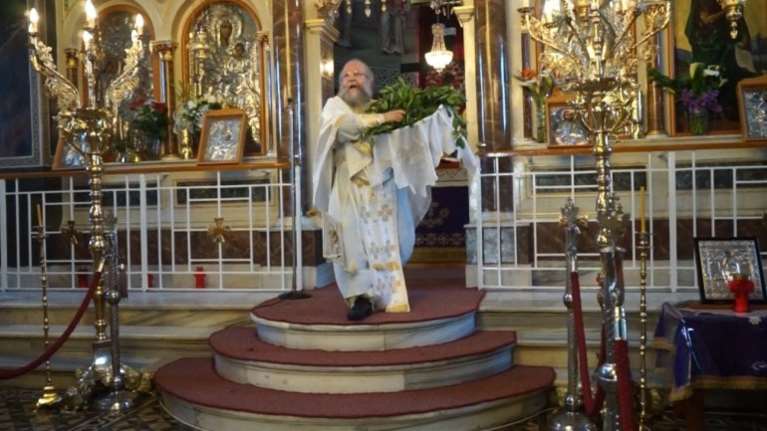 Συνελήφθη ο &quot;ιπτάμενος ιερέας&quot; της Χίου - Λειτουργούσε με ανοιχτές τις πόρτες (video)