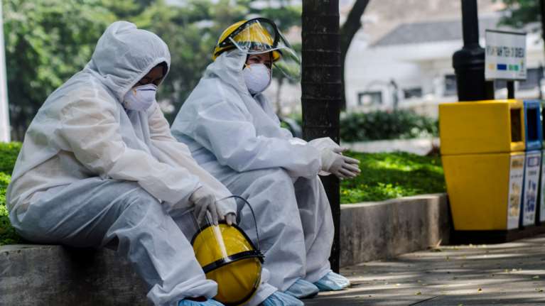 Covid-19: Πληθαίνουν τα ερωτήματα γύρω από τη γενικευμένη χρήση της μάσκας