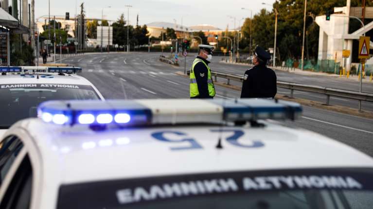 ΕΛΑΣ: 42 παραβάσεις για μετακίνηση εκτός τόπου κατοικίας το Σάββατο - Στους 28 αφαιρέθηκαν πινακίδες