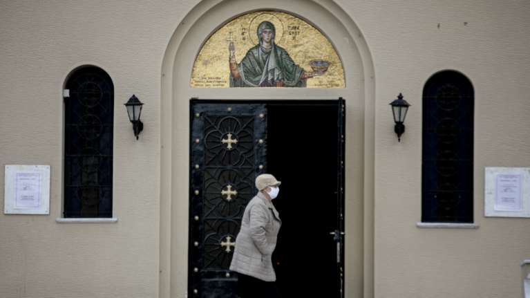 Σχηματίστηκαν δικογραφίες για τη Θεία Μετάληψη σε Κουκάκι και Κέρκυρα παρά την απαγόρευση