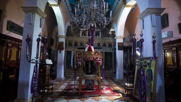 Πρωτοτύπησαν στην Κοζάνη: Περιφορά του επιταφίου στην καρότσα αγροτικού (video)