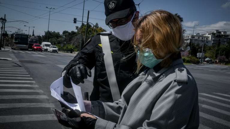 Απαγόρευση κυκλοφορίας: 1.773 παραβάσεις την Παρασκευή - 5 συλλήψεις για λειτουργία καταστημάτων