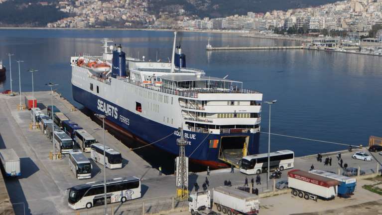 Έφτασαν στην Καβάλα 300 πρόσφυγες και μετανάστες από τα νησιά