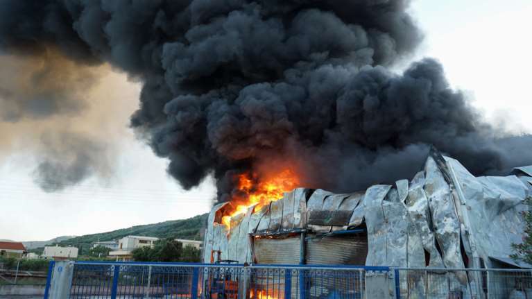 Κόλαση φωτιάς σε εργοστάσιο τυποποίησης ελαιολάδου στο Ηράκλειο Κρήτης