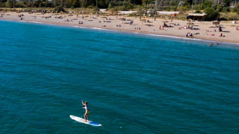 Ανεβαίνει η θερμοκρασία - Γεμίζουν οι παραλίες για τις πρώτες βουτιές