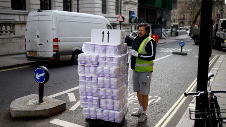 Αισχροκέρδεια χωρίς όρια! Άντρας πουλούσε χαρτί υγείας έναντι 55 ευρώ