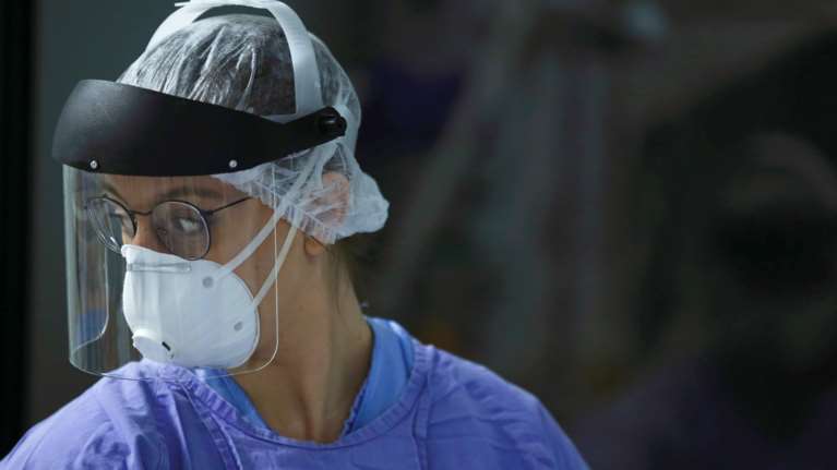 Στο έλεος της πανδημίας η Βρετανία: Στους 15.464 οι νεκροί - 888 μέσα σε ένα 24ωρο