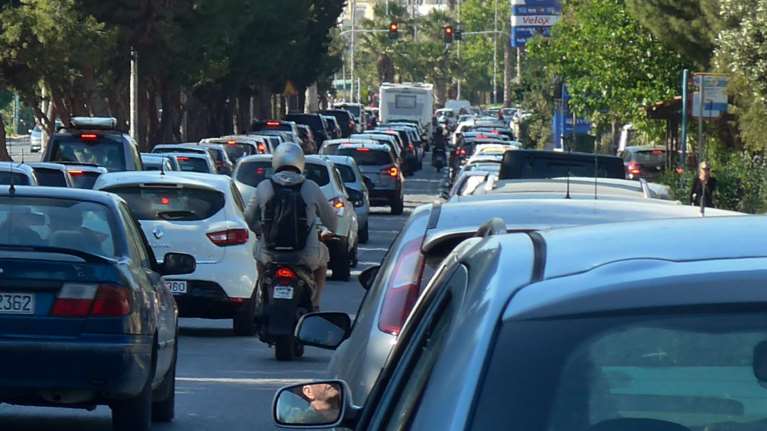 Παραλιακή όπως προ κορονοϊού, με μεγάλο μποτιλιάρισμα σε Παλαιό Φάληρο και Άλιμο