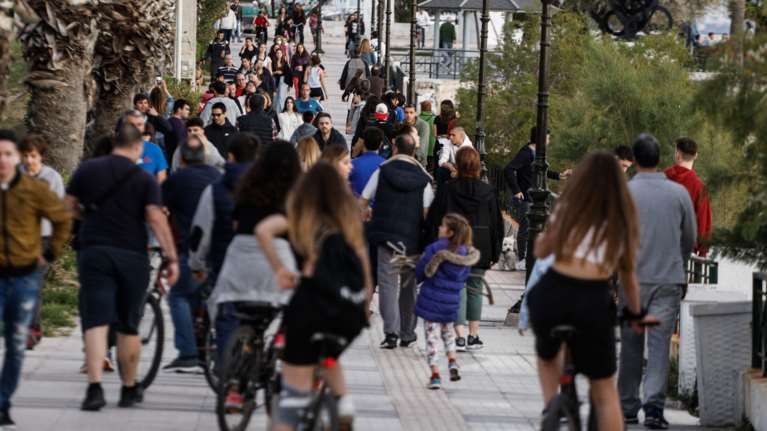 Κοσμοσυρροή στον Φλοίσβο το Πάσχα: Οι Αθηναίοι βολτάρουν παρά την απαγόρευση κυκλοφορίας