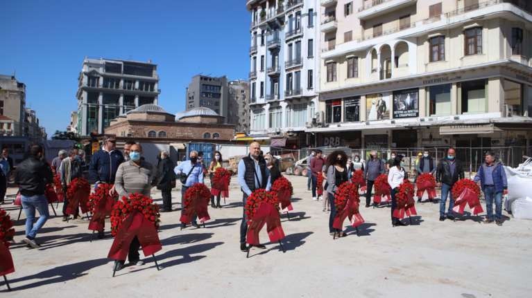 Θεσσαλονίκη: Τηρώντας τις αποστάσεις τίμησαν τους νεκρούς του Μάη του &#39;36 (φωτο)