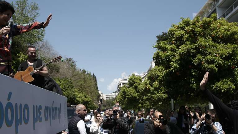 Η Άλκηστις Πρωτοψάλτη τραγουδά πάνω σε φορτηγό - "Καντάδα" στον πρωθυπουργό έξω από το Μαξίμου!