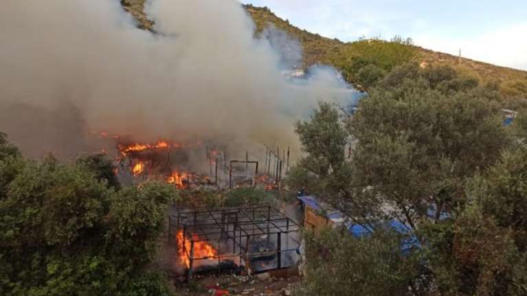 Ξέσπασε πυρκαγιά στο ΚΥΤ Σάμου - Άμεση η επέμβαση της Πυροσβεστικής (video)