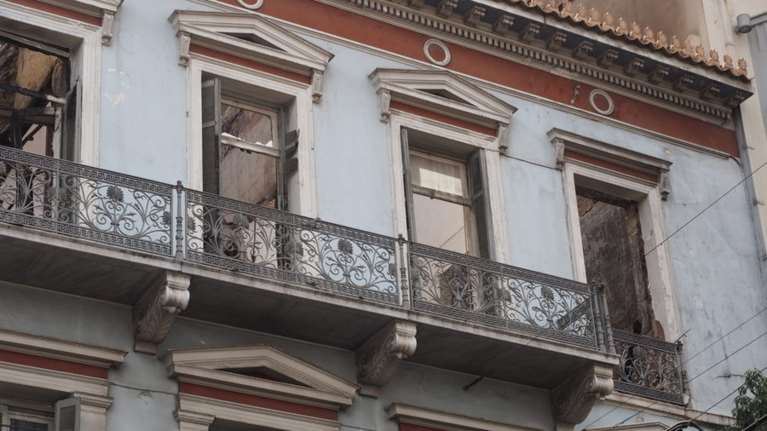 Ερείπιο η οικία Αλεξάνδρου Σούτσου μετά την φωτιά της Πρωτομαγιάς (φωτο)