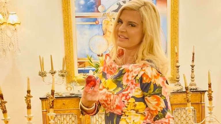 Μαρίνα Πατούλη: Ελαφριά ντυμένη- αλλά πολύ ελαφριά...- παίζει πιάνο στο σαλόνι της...