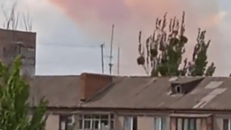 Ουκρανία: Ρωσική οβίδα χτύπησε αποθήκη με νιτρικό αμμώνιο στο Χάρκοβο - Πορτοκαλί νέφος στον ουρανό [Βίντεο]