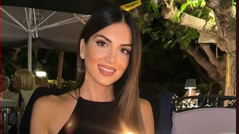 Σταματίνα Τσιμτσιλή: Συνοδεύει στο σχολικό τα τρία παιδιά της - Το οικογενειακό κλικ στον κήπο του σπιτιού τους