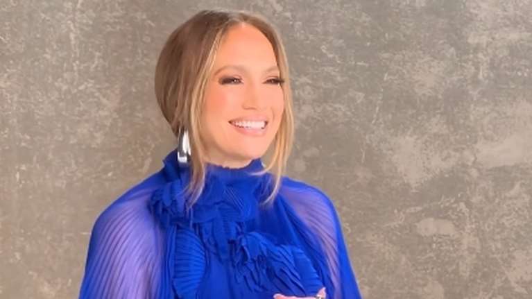 Τζένιφερ Λόπεζ: Η statement εμφάνιση με φόρεμα σολέιγ και θεϊκές μπότες από το ίδιο ύφασμα