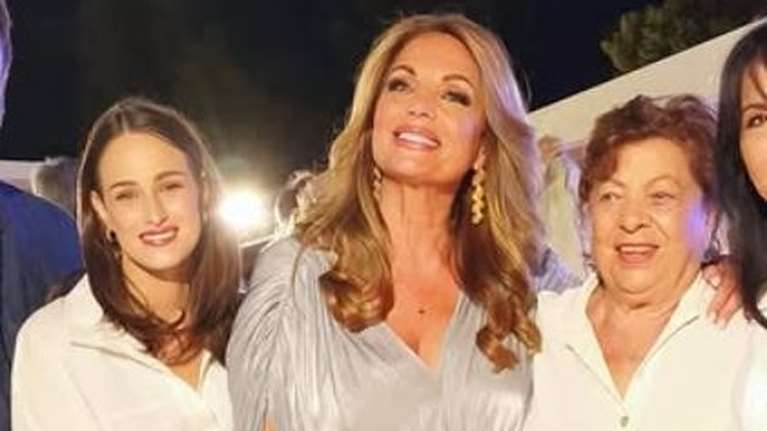 Άντζελα Γκερέκου: Μάγεψε με την εμφάνισή της στο Ηρώδειο - Με ασημί μεταλλιζέ δημιουργία