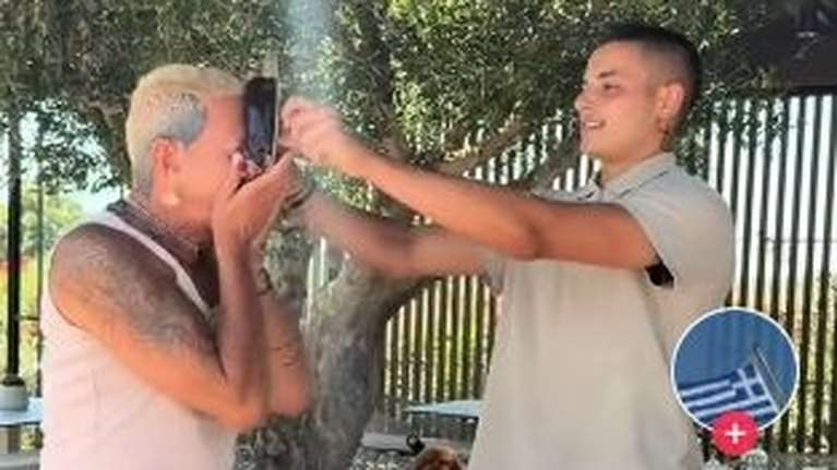 Λάκης Γαβαλάς: Η στιγμή που του πετάνε τούρτα γενεθλίων στο πρόσωπο - &quot;Όταν έχεις γενέθλια αλλά κάνεις διατροφή&quot; [βίντεο]